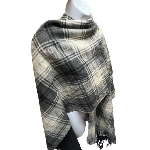 Estudio OS Reversible Plaid Shawl Black Cape Transitional Staple Fringe Wrap - Picture 11 of 11
